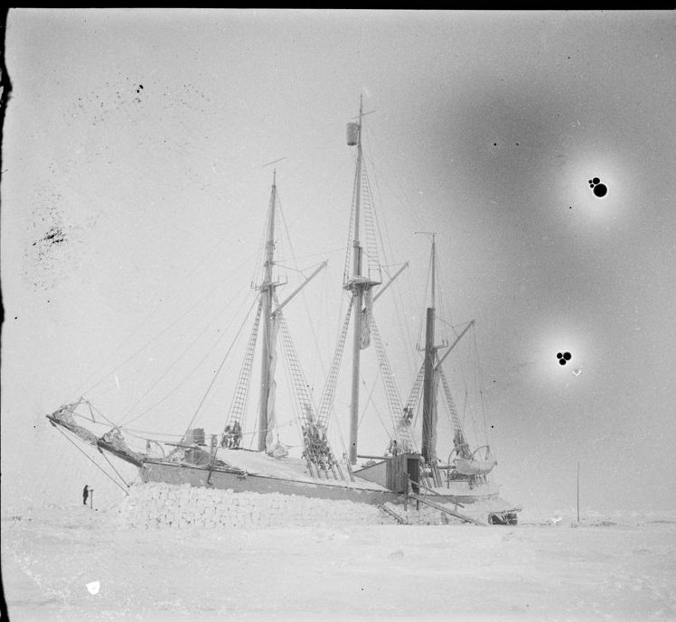«Maud» innefrosset i Maudhavn, november 1918