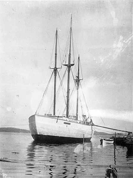 «Maud» utenfor Nome i Alaska, 1920